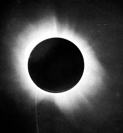 A black disc surrounded by the white glow of the solar corona, photographed during the total eclipse of 29 May 1919.